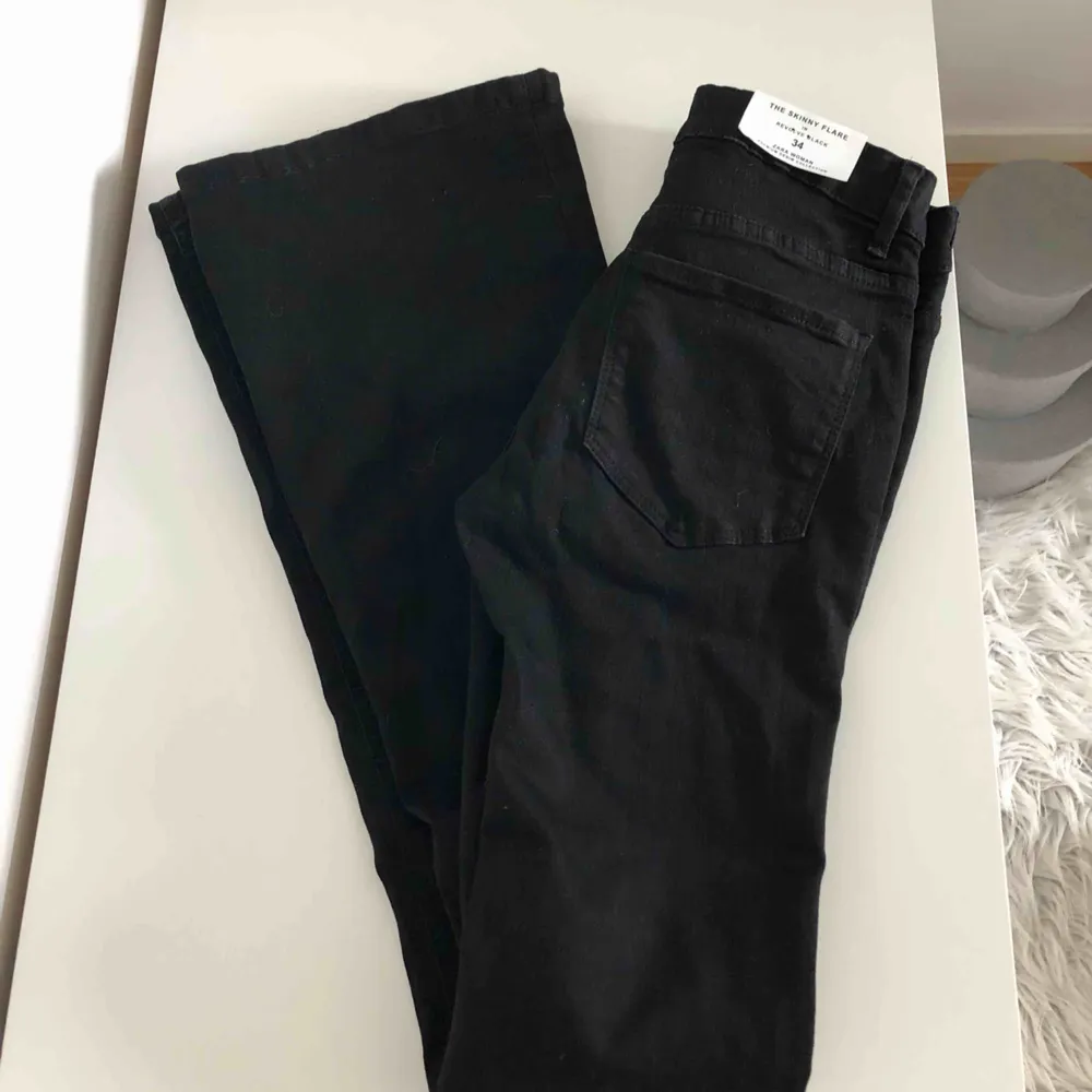 Helt nya svarta flare/bootcut jeans från zara. Sitter väldigt fint på, ganska mycket stretch, därav är de väldigt bekväma🥰. Jeans & Byxor.