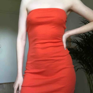  - Enkel och somrig klänning från Gina Tricot i storlek XS. Väldigt stretchig och passar antagligen XS-S/M. Säljer på grund av att den inte är min stil. Betalas via Swish och frakt tillkommer.😘