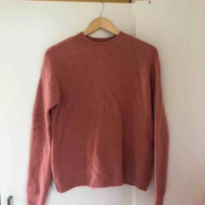  - Jättemysig rosa tröja från & Other Stories. Nypris 500-600. Om den ser nopprig ut så är det för att materialet ska vara så. Väldigt fint material som bilderna inte gör rättvisa av. Hög kvalitet och knappt använd. Tröjan är i storlek S men är stretchig.