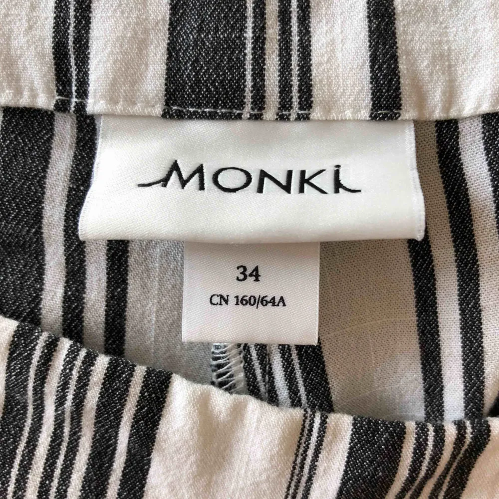 Randiga byxor från Monki, sparsamt använda. + frakt . Jeans & Byxor.