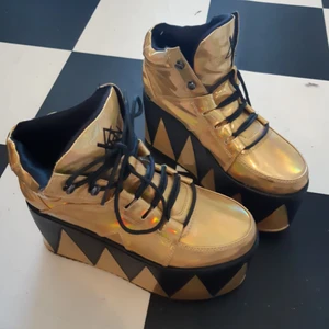  - Balla platådojjor från YRU! Sparsamt använda men har fortf lite små skavanker (se bild tre, kan skicka fler bilder!!) men overall i gott skick! Finnes i GBG - kan förstås även frakta men då lär frakten bli ganska dyr. Bara o höra av er vid frågor/intresse!!