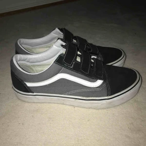  - Säljer mina superfina vans med kardborreband som är köpta förra sommaren! De är knappt använda och i ett superfint skick, ser nästan nya ut. Storlek 41 (26,5cm). Frakten ingår!