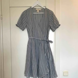  - Omlottklänning från h&m, storlek 38. Använd en gång