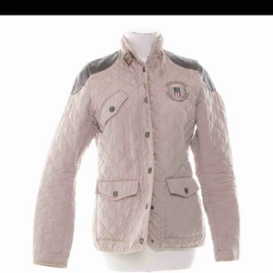 K - Superfin lexington jacka beige, köparen står för frakten