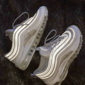  - Säljer nu mina älskade nike air max 97:or då de är för små mig nu. Har använt dem en del så de är inte helt fläckfria, vid snabbaffär kan jag tänka mig att sänka priset ytterliggare. 