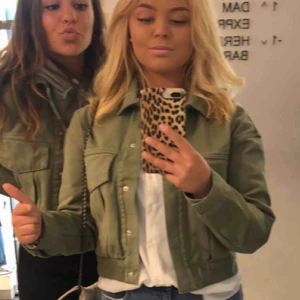  - Grön jeansjacka från zara, aldrig använd och är bra skick. N