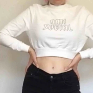  - unik långärmad crop top med halvpolo köpt i oslo med texten ”anti social”. perfekt skick. fraktkostnad tillkommer 🕷