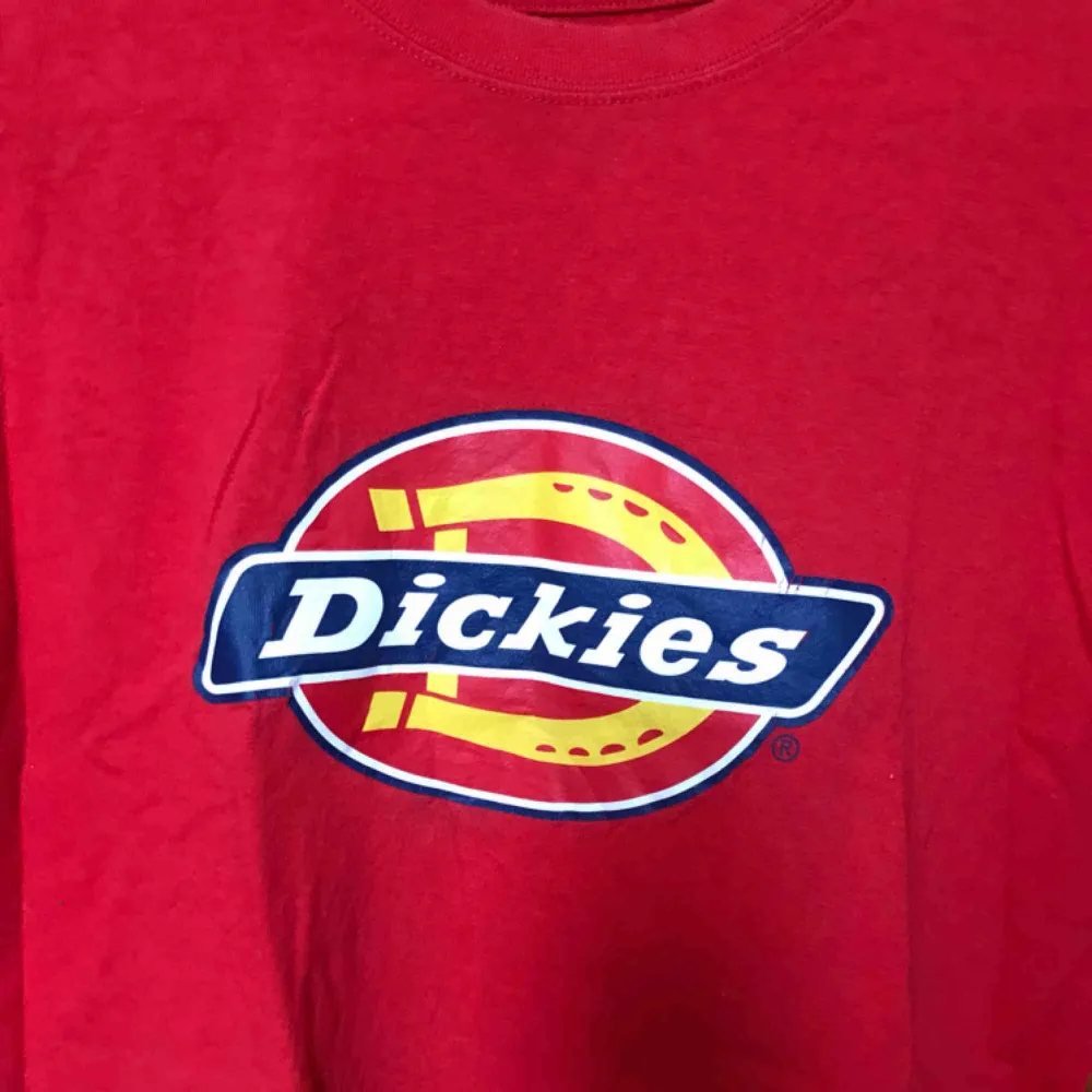 Hel och fin t-shirt från Dickies ❤️ Kan mötas upp i Gävle eller frakta då köparen står för kostnaden 🥰. T-shirts.