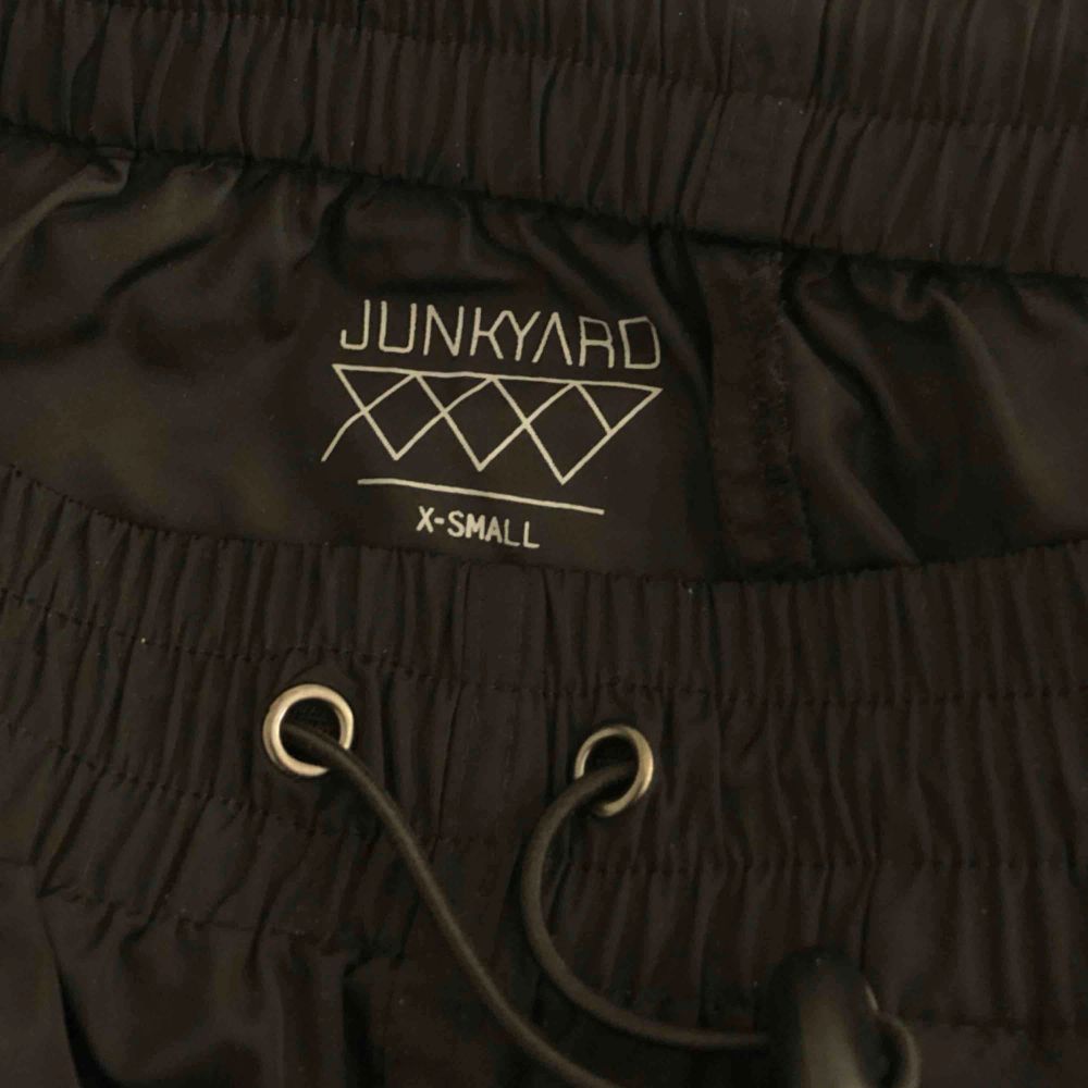 Byxor från Junkyard i ”regnställsmaterial”. Aldrig använda. Blåa ränder längs benen. 80kr + Frakt. Jeans & Byxor.