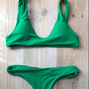  - Grön bikini från Shein i väldigt najs material. Aldrig använd, strl S.   Köparen står för frakt :)