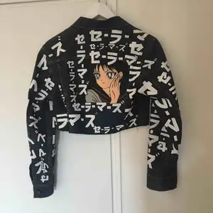 Croppad jeansjacka målad av mig med textilfärg! ✨💖 japansk text セ-ラ-マ-ズ betyder sailormars och även henne på ryggen 🔥