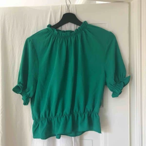  - Supersöt topp från gina tricot i en härlig och somrig grön färg! 
