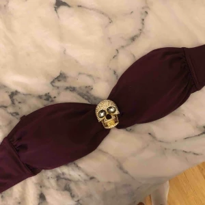  - Vinröd bikinitopp som aldrig använts 