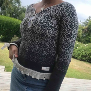  - En odd Molly kofta i en grå-brun fin färg med ett gulligt mönster! Frakt står köparen för<3