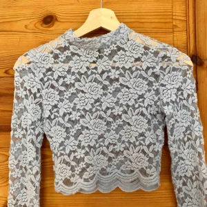  - Superfin långärmad spetströja från H&M, knappt använd så i superfint skick.