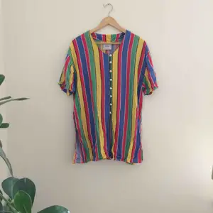 Lång färggran skjorta, köpt på secondhand 