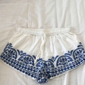  - Vita shorts med blå broderade detaljer från Gina tricot i storlek S. Väldigt fina till sommaren med de blå detaljerna. Säljer då de tyvärr blivit för små. Endast använda en sommar.