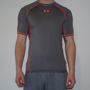  - Träningströja från Under Armour. Tajt passform. Använd få gånger