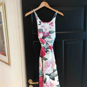  - Somrig klänning i en fin passform, vid intresse kan jag skicka bild på faktisk passform😇