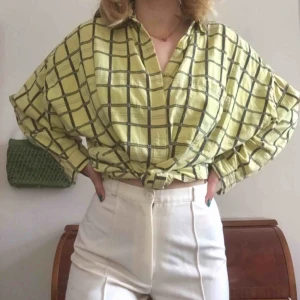  - Skön skjorta med coolt mönster köpt på Stadsmissionen på Nytorget. Står att den är i storlek M/38 men sitter perfekt på mig som är en Smal. Möts endast nära Södermalm i Stockholm. Frakt tillkommer. Skriv om du har frågor.