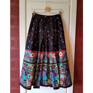  - Vackert mönstrad vintagekjol! Kjolen är omsorgsfullt plisserad och har således härlig vidd, tyget är rejält men mjukt och följsamt. Tillkommer ett knytskärp i samma tyg som kjolen, ej på bild. Stängs med dragkedja och knapp i ryggen. 