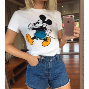  - T-shirt från Levi’s Mickey Mouse collection. 100% bomull, trycket är i sammet. Den är helt oanvänd med prislapp kvar.   Kan mötas upp i/nära Göteborg. Kan även skickas, då tillkommer fraktkostnad.
