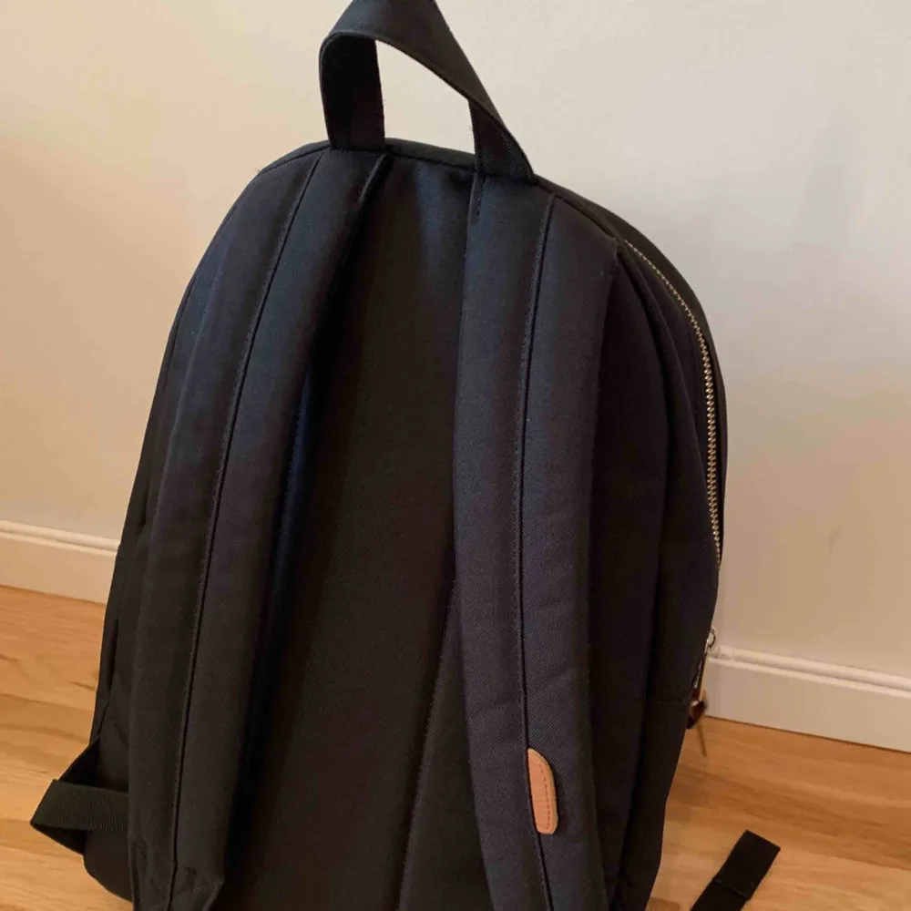 Herschel settlement backpack black. Har laptopfack för 15 tum. Fint skick. Perfekt ryggsäck för skolan. Volymen är 23l. FRAKT INKLUDERAD I PRISET. . Väskor.