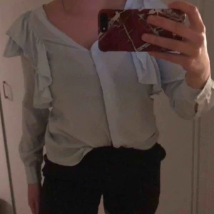  - Säljer en fin långärmad smalrandig blus med volanger fram & bak. ( Den är lite genomskinlig )  50kr + frakt 😜
