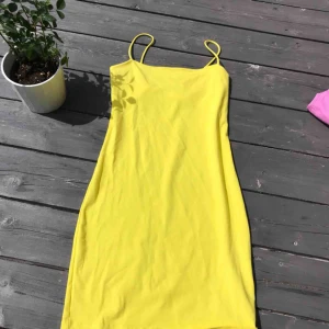  - Gul tight klänning från ginatricot, den är tight men ändå töjbar så skulle säga att den passar för både XS och S. Frakt tillkommer💓💛