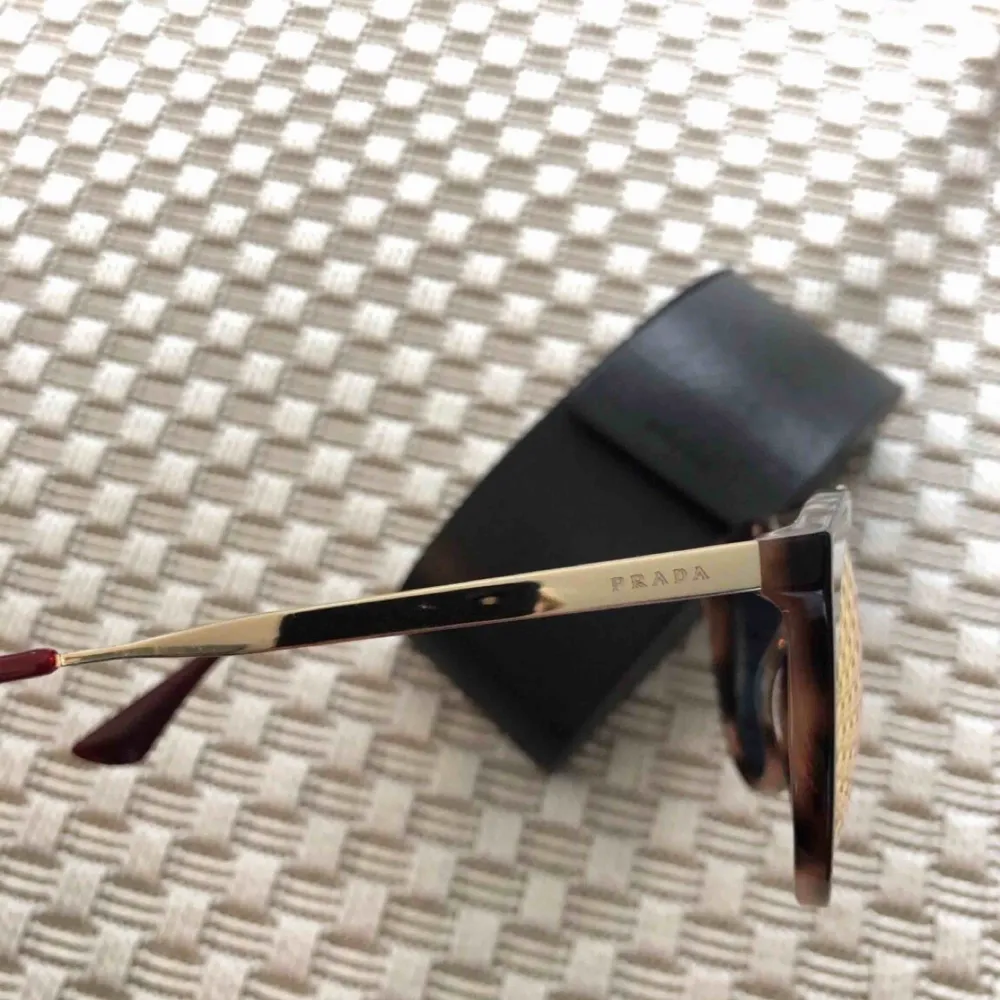 Äkta Prada solglasögon, nypris ca 3000 ,modell Prada Cinema SPR23S. Accessoarer.