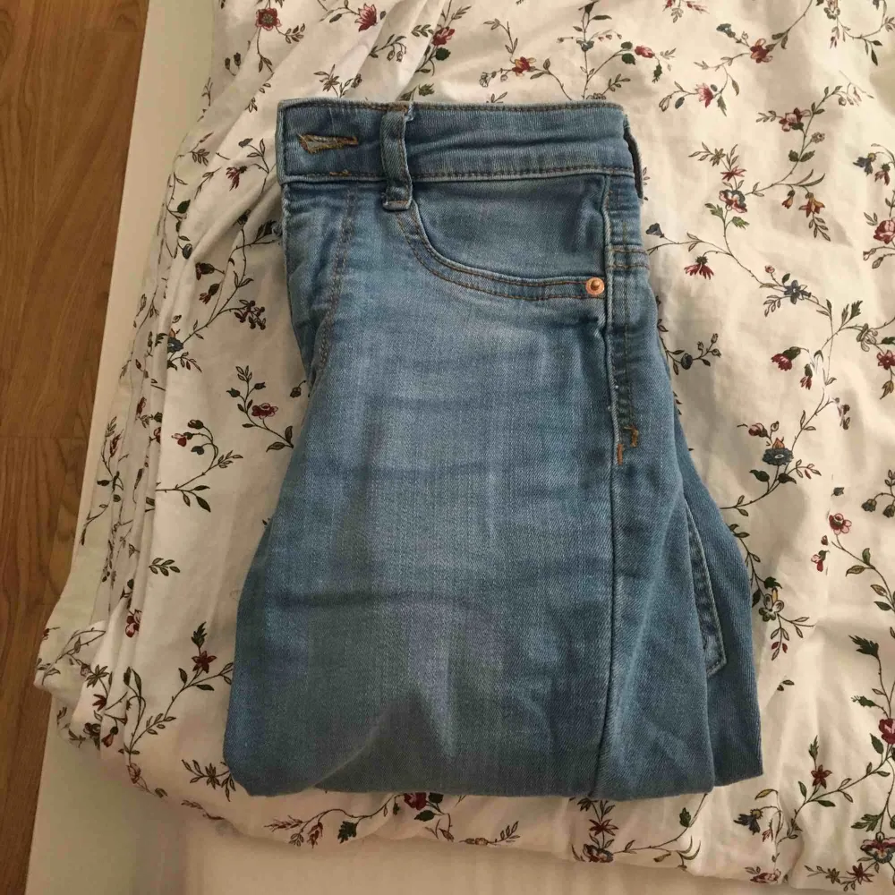 Molly jeans från Gina Tricot i strl XS/34 passar även xxs/32 . Jeans & Byxor.