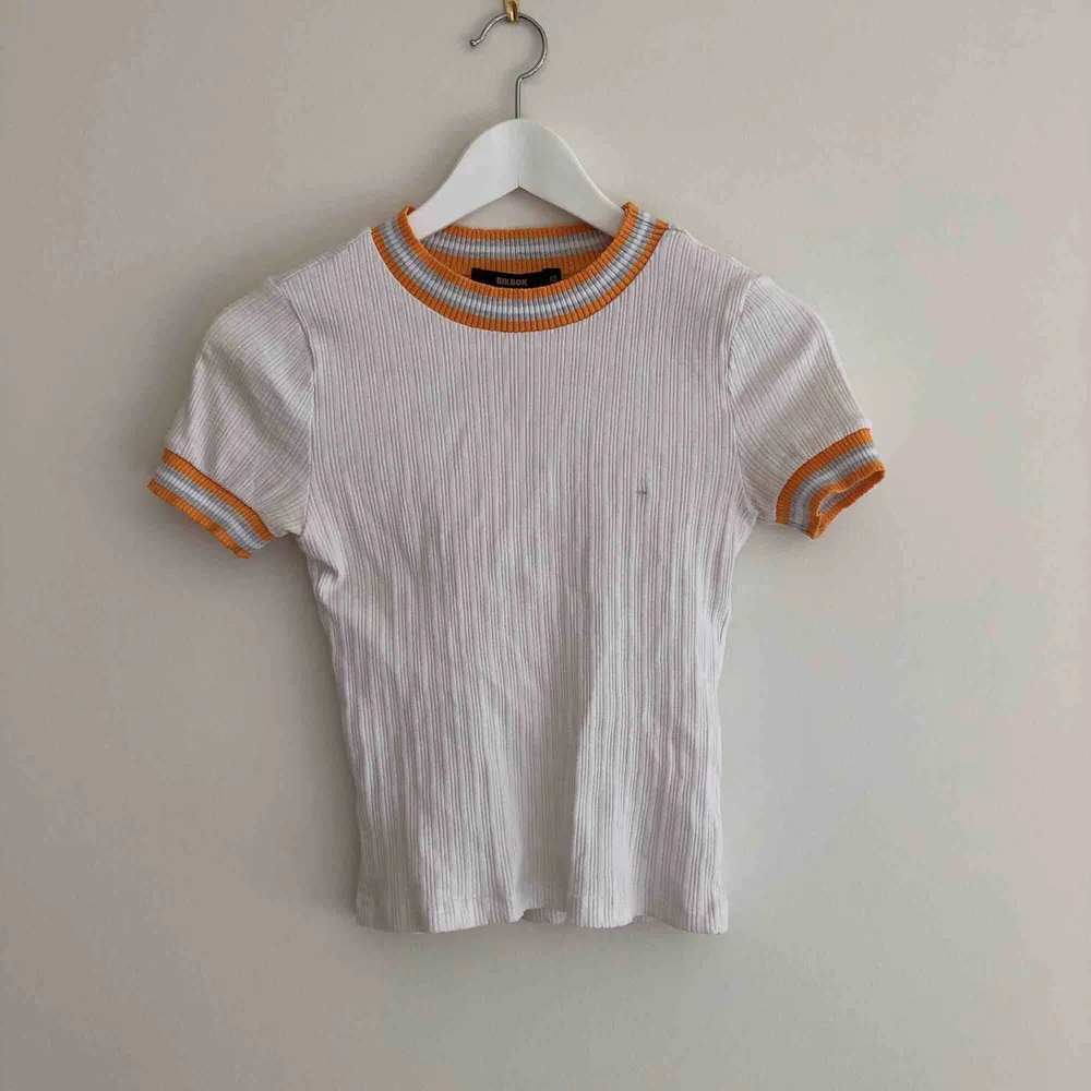 T-Shirt från bikbok som är använd lite men har en fläck på, den går bort i tvätten Möts i Göteborg eller fraktar mot fraktkostnad🌈. T-shirts.