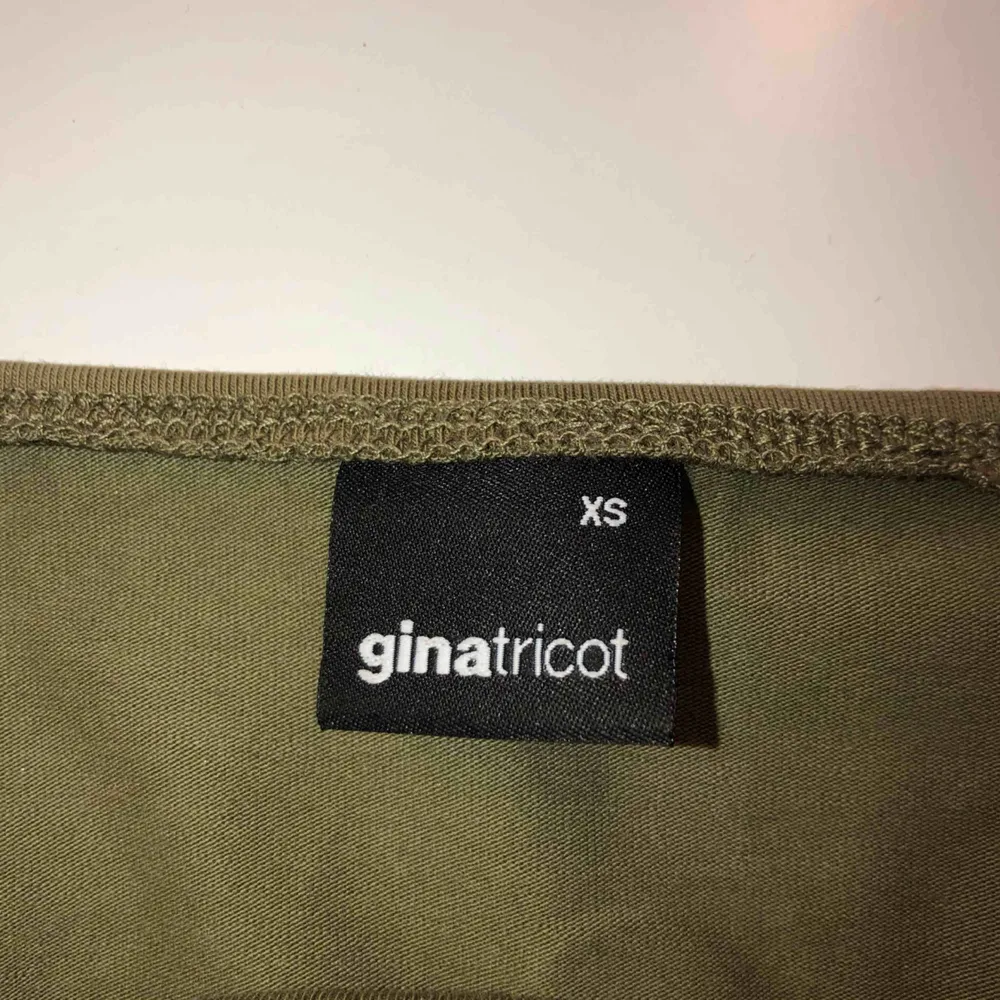 Populärt linne från ginatricot i en mörkgrön färg. Storlek XS. Toppar.