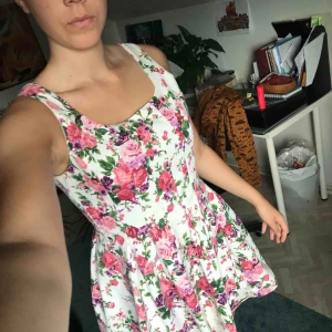  - Vit klänning från Newyorker. Använd några gånger. Är i bra skick. Materialet är ganska tjockt och stelt. Jag är 172 cm lång och klänningen slutar långt upp på låren. Jag kan mötas i Mariestad, annars tillkommer frakt.