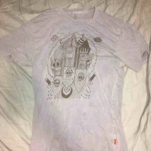  - En T-shirt som knappt har använts.