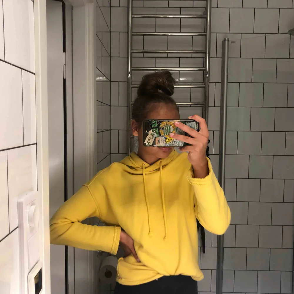 SUPERFIN gul hoodie i storleken XS. . Hoodies.