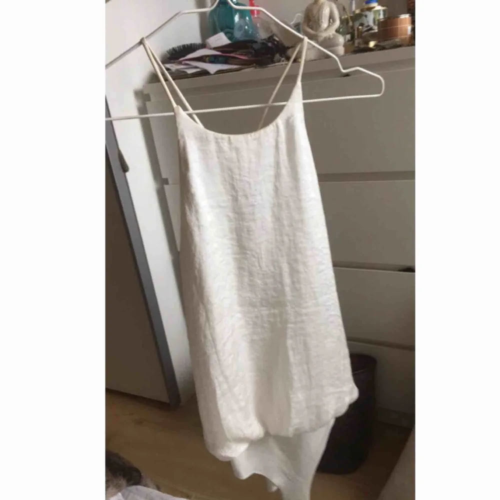 Super fin silkes bodysuit från Zara ! Säljer i svart & vitt! 99 kr styck eller få paket pris för båda 149 kr. . Toppar.