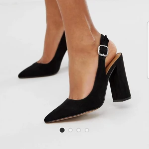  -  Oanvända  Klackskor med hälrem.  Från asos .   Klackhöjd 10cm   Köparen står för frakten.         