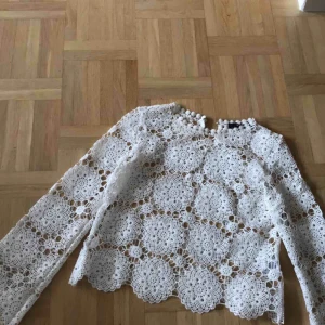  - En fin vit spetsblus 