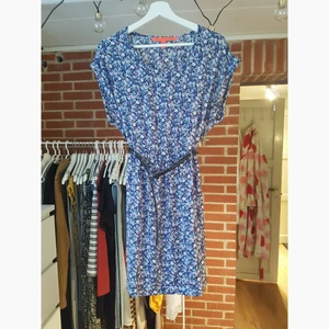  - Jätte skön sommarklänning i silkesmaterial med blommor! Resår i midjan och en svart flätat skärp (går att ta bort) 