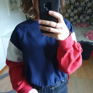  - Skön Collegetröja i rött, blått och vitt från HM. Använd cirka 4 gånger. Köpare står för frakt🐞