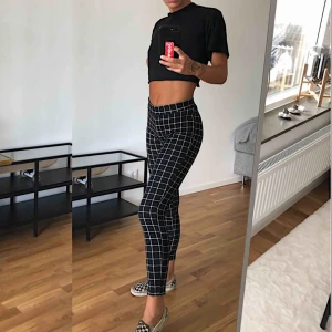  - Byxor/tights  från Cubus i tjockare material, stl M, små i storlek passar som small men är stretch. Sitter supersmickrade! Använda 2 gånger.  Möts upp i Varberg eller köpare står för frakt 🌻