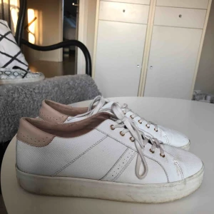  - Klassiska vita sneakers köpta för 2 år sedan. Har tyvärr inte kommit till användning så mycket då dem varit för stora för mig. Bra skick men med en tvätt skulle de se som nya ut! 