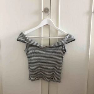  - Så snygg offshoulder topp från mango, aldrig använd! Passar även small.
