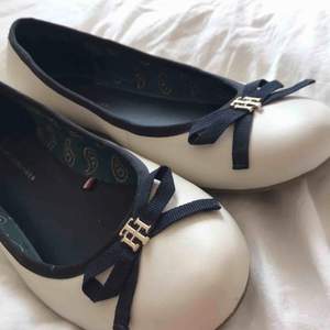 Vita ballerina skor från Tommy Hilfiger i storleken 39  Köptes i början av sommaren 2018 och användes bara 2 gånger pga att dom är för stora så dom är som nya😊 köpare står för frakt😊
