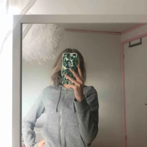  - Grå vanlig hoodie med dragkedja från HM köpt förra året. Köparen står för frakten 💛