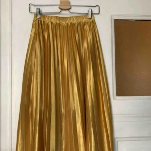  - räfflad kjol i 100% silke  Nypris: 1000kr 