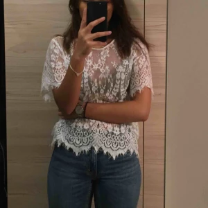  - Spets topp från Bikbok i storlek XS, den är genomskinlig och visar ganska mycket. Men den är väldigt fin! Dock har den ingen stretch i sig.