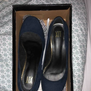  - Superfina finskor med bred och lagom hög klack vilket gör de lättgågna. Använda endast en gång på finmiddag då jag av misstag köpte en storlek för små vilket gör att skicket är så gott som nytt. Frakt är inräknat i priset. Nypris ca 500. 