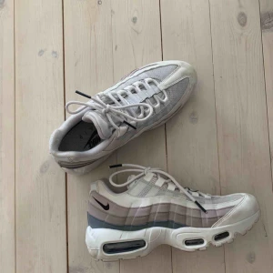  - Säljer nu mina fina NSW Air Max 95 pga att dom inte kommer till användning. Köpta på Nelly.com i våras och använda max 5 ggr. Köptes för 1799 kr. Storlek 39 men passar en 38 då jag har det i vanliga fall 😀  